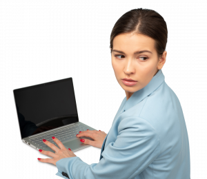 Femme effrayée par les cyberattaques